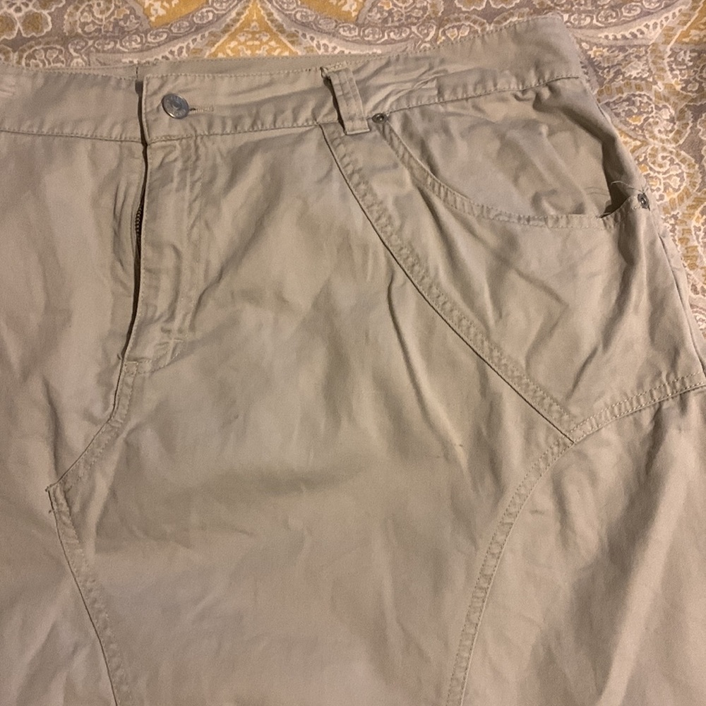 Gloria Vanderbilt tan skirt. - Picture 2 of 6